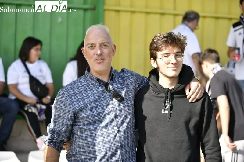 Foto 8 - La afici&oacute;n del Salamanca UDS arropa al equipo en una nueva salida