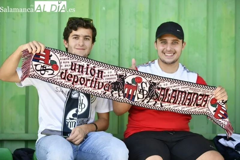 Foto 4 - La afici&oacute;n del Salamanca UDS arropa al equipo en una nueva salida