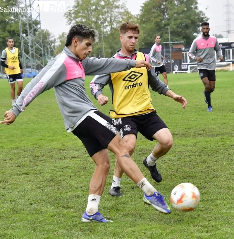 Foto 18 - El Salamanca UDS vuelve a entrenar en el Anexo... y Diego Benito sigue fuera: la rodilla del '10' no deja de dar guerra