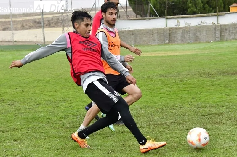 Foto 17 - El Salamanca UDS vuelve a entrenar en el Anexo... y Diego Benito sigue fuera: la rodilla del '10' no deja de dar guerra
