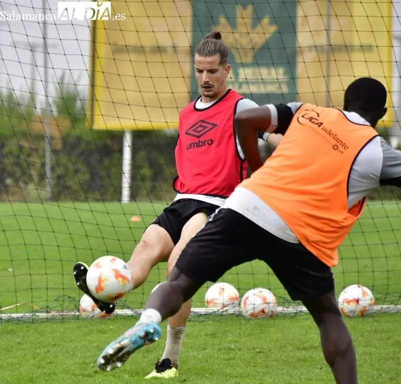 Foto 16 - El Salamanca UDS vuelve a entrenar en el Anexo... y Diego Benito sigue fuera: la rodilla del '10' no deja de dar guerra