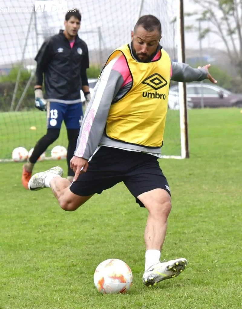 Foto 15 - El Salamanca UDS vuelve a entrenar en el Anexo... y Diego Benito sigue fuera: la rodilla del '10' no deja de dar guerra