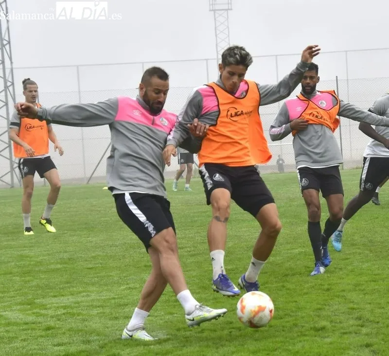 Foto 14 - El Salamanca UDS vuelve a entrenar en el Anexo... y Diego Benito sigue fuera: la rodilla del '10' no deja de dar guerra
