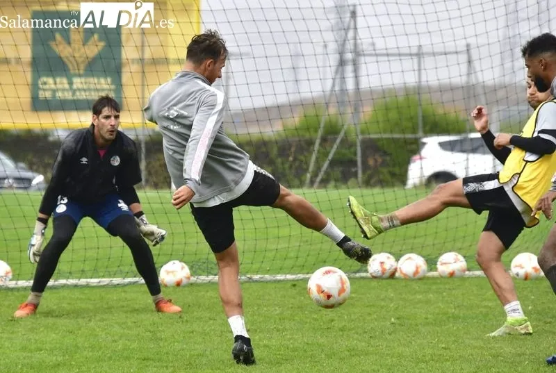 Foto 13 - El Salamanca UDS vuelve a entrenar en el Anexo... y Diego Benito sigue fuera: la rodilla del '10' no deja de dar guerra
