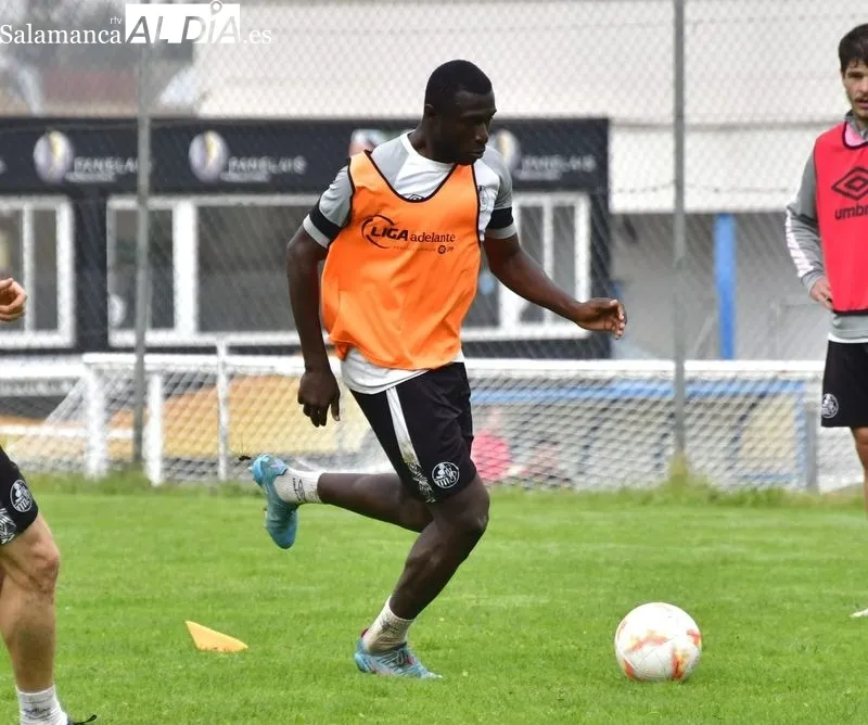 Foto 12 - El Salamanca UDS vuelve a entrenar en el Anexo... y Diego Benito sigue fuera: la rodilla del '10' no deja de dar guerra