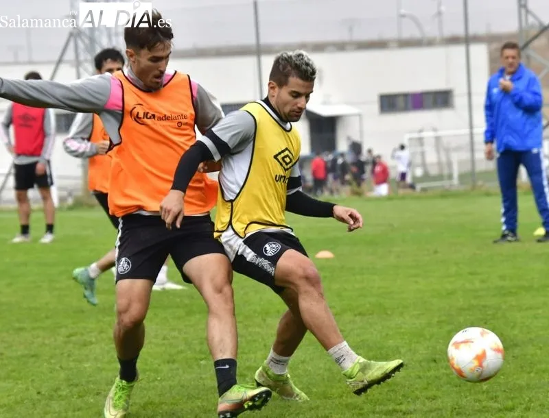 Foto 11 - El Salamanca UDS vuelve a entrenar en el Anexo... y Diego Benito sigue fuera: la rodilla del '10' no deja de dar guerra