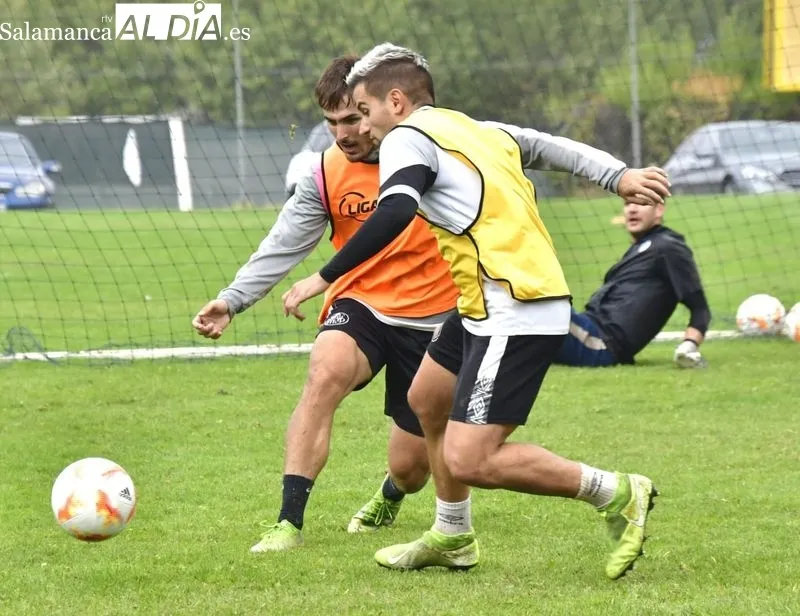 Foto 10 - El Salamanca UDS vuelve a entrenar en el Anexo... y Diego Benito sigue fuera: la rodilla del '10' no deja de dar guerra