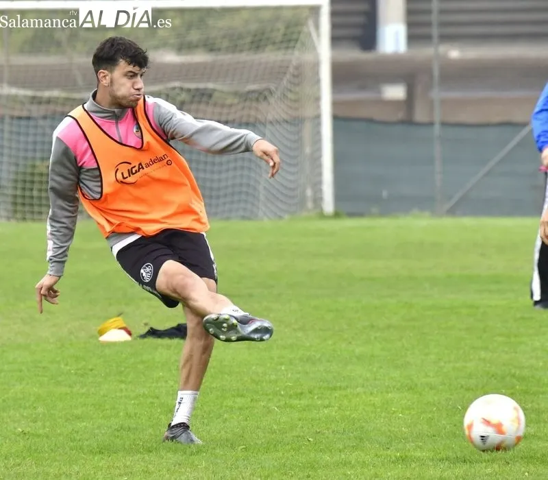 Foto 8 - El Salamanca UDS vuelve a entrenar en el Anexo... y Diego Benito sigue fuera: la rodilla del '10' no deja de dar guerra