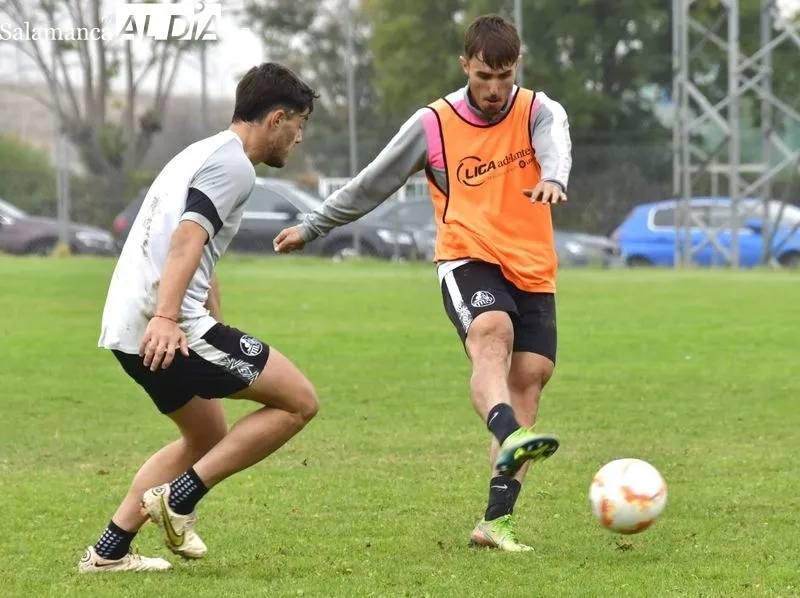 Foto 7 - El Salamanca UDS vuelve a entrenar en el Anexo... y Diego Benito sigue fuera: la rodilla del '10' no deja de dar guerra
