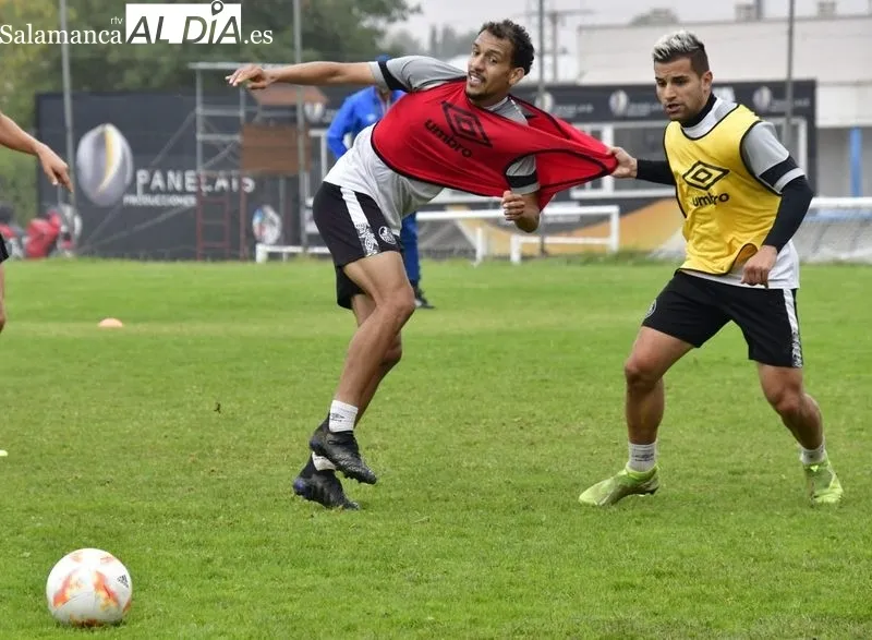 Foto 6 - El Salamanca UDS vuelve a entrenar en el Anexo... y Diego Benito sigue fuera: la rodilla del '10' no deja de dar guerra
