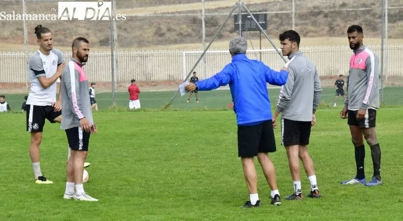 Foto 5 - El Salamanca UDS vuelve a entrenar en el Anexo... y Diego Benito sigue fuera: la rodilla del '10' no deja de dar guerra