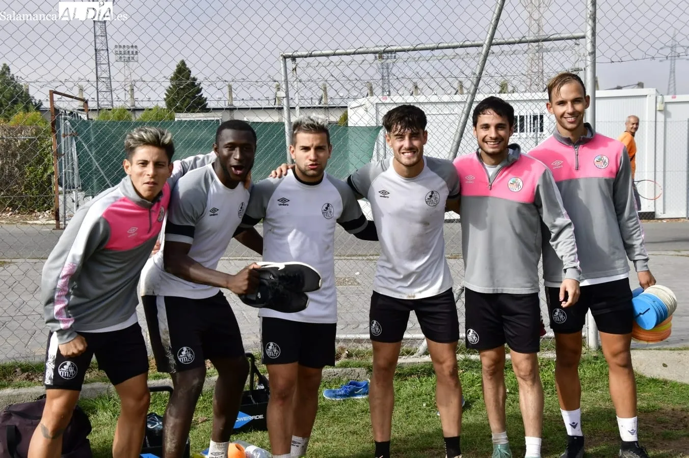 Foto 3 - El Salamanca UDS vuelve a entrenar en el Anexo... y Diego Benito sigue fuera: la rodilla del '10' no deja de dar guerra