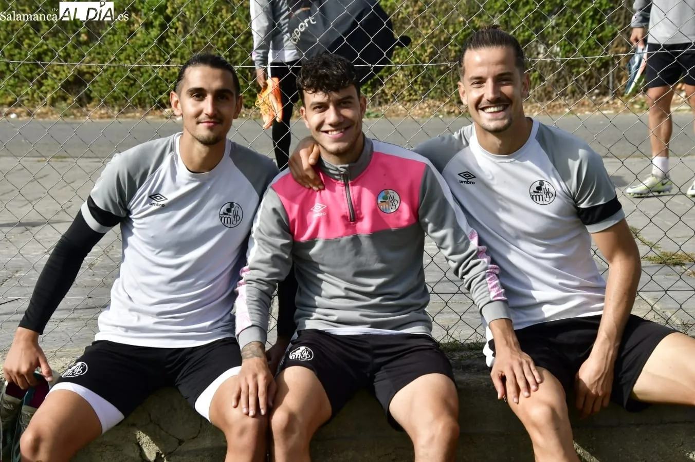 Foto 4 - El Salamanca UDS vuelve a entrenar en el Anexo... y Diego Benito sigue fuera: la rodilla del '10' no deja de dar guerra