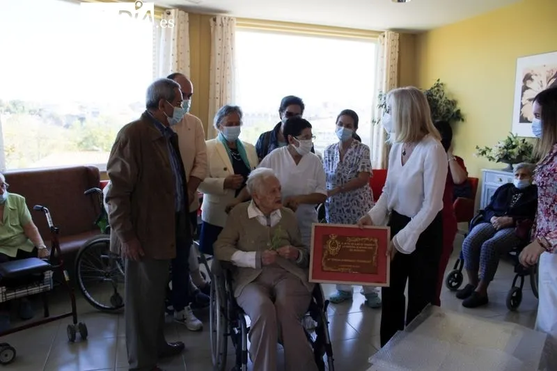 Foto 3 - Homenaje a Mar&iacute;a Teresa Dom&iacute;nguez, la persona de mayor edad de Alba de Tormes