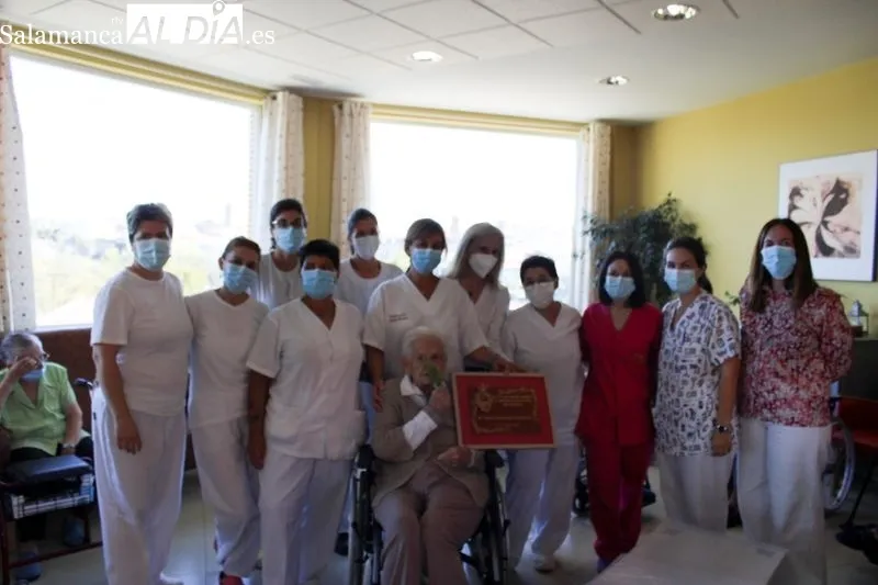 Foto 2 - Homenaje a Mar&iacute;a Teresa Dom&iacute;nguez, la persona de mayor edad de Alba de Tormes