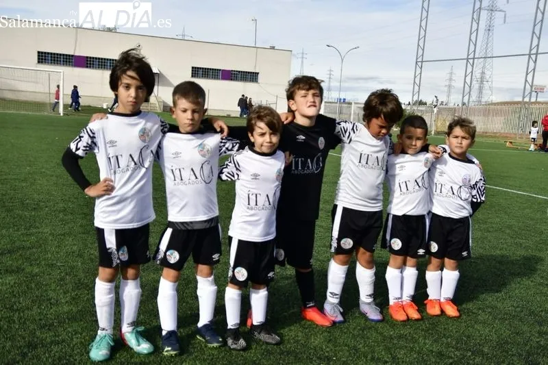 El fútbol salmantino guarda minutos de silencio por la muerte del histórico Neme / Fotos: RTV