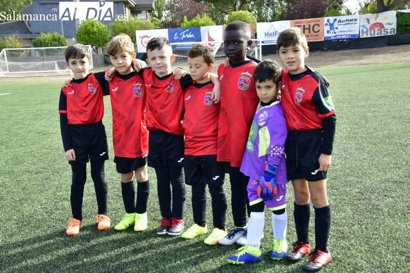 El fútbol salmantino guarda minutos de silencio por la muerte del histórico Neme / Fotos: RTV
