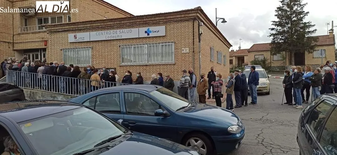 Largas colas a la puerta del Centro de Salud de Ledesma el pasado viernes  