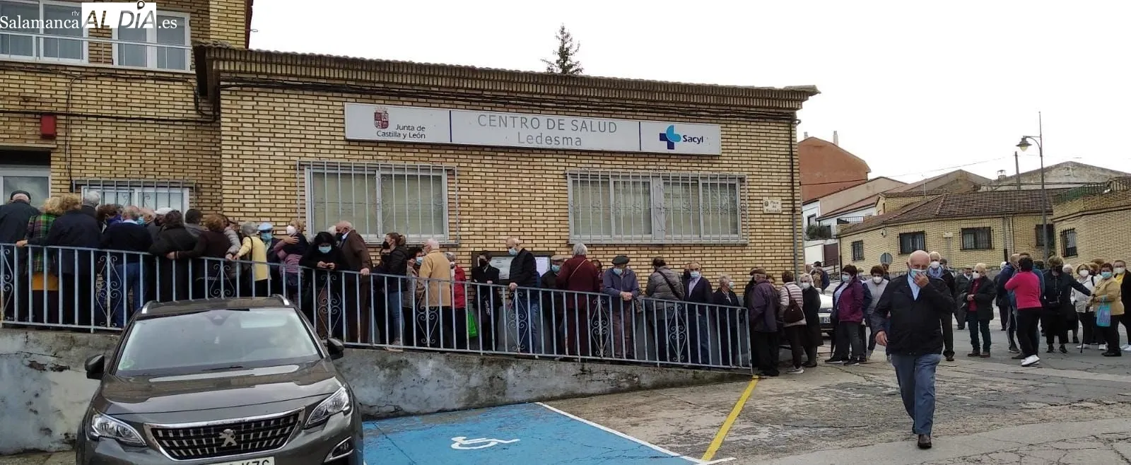 Largas colas a la puerta del Centro de Salud de Ledesma el pasado viernes  
