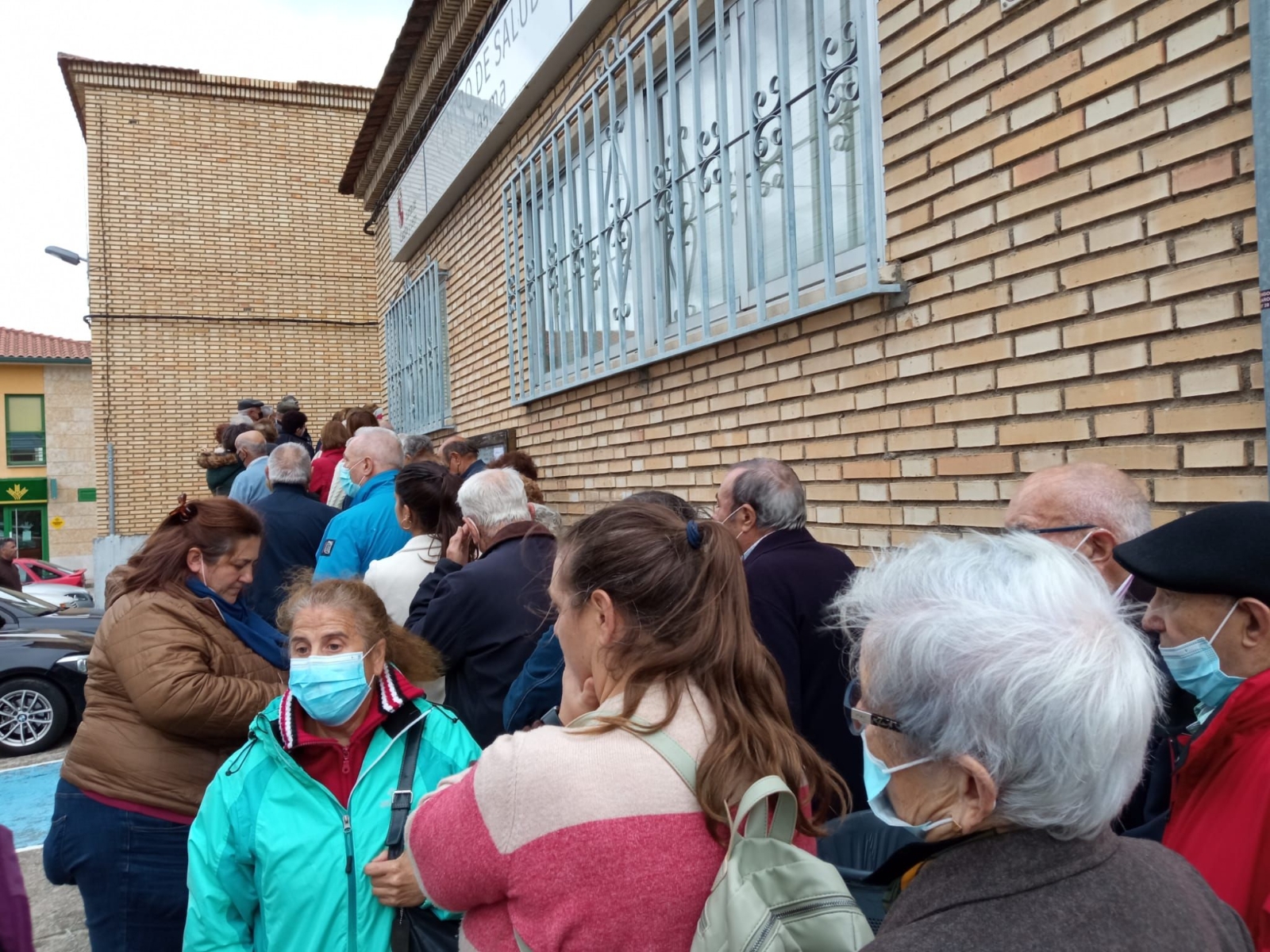Largas colas a la puerta del Centro de Salud de Ledesma el pasado viernes  