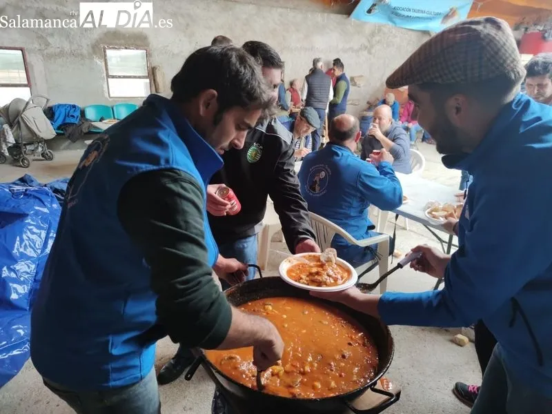 Los integrantes de la Asociación Cultural Taurina de Vitigudino vivieron su fiesta anual en Rollanejo 