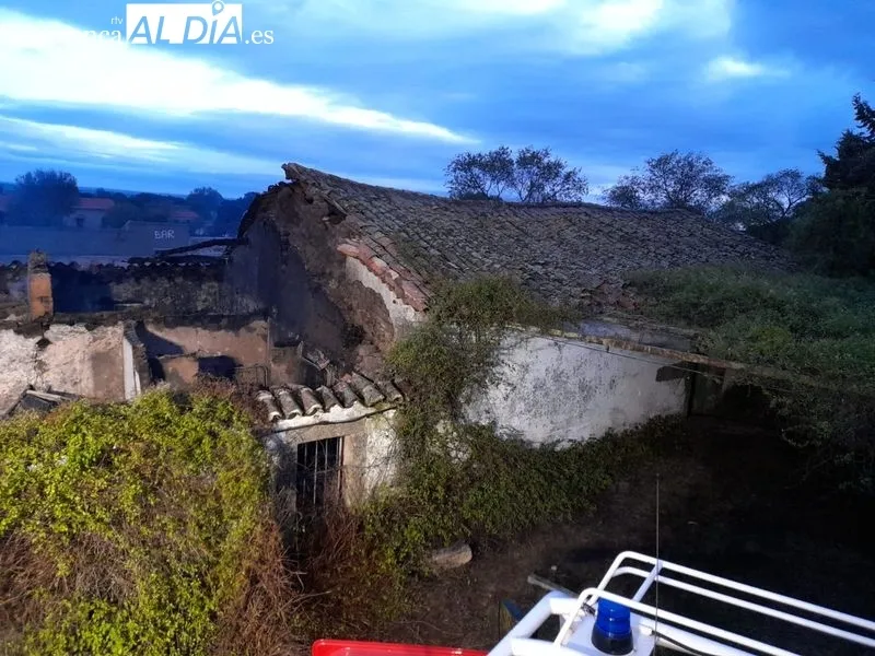 La extinción corrió a cargo de Bomberos de Vitigudino, que fueron socorridos por un camión nodriza de Villares para recargar agua