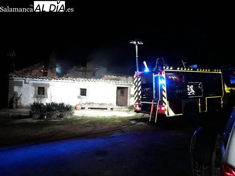 La extinción corrió a cargo de Bomberos de Vitigudino, que fueron socorridos por un camión nodriza de Villares para recargar agua