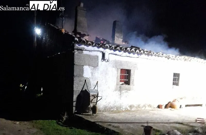La extinción corrió a cargo de Bomberos de Vitigudino, que fueron socorridos por un camión nodriza de Villares para recargar agua