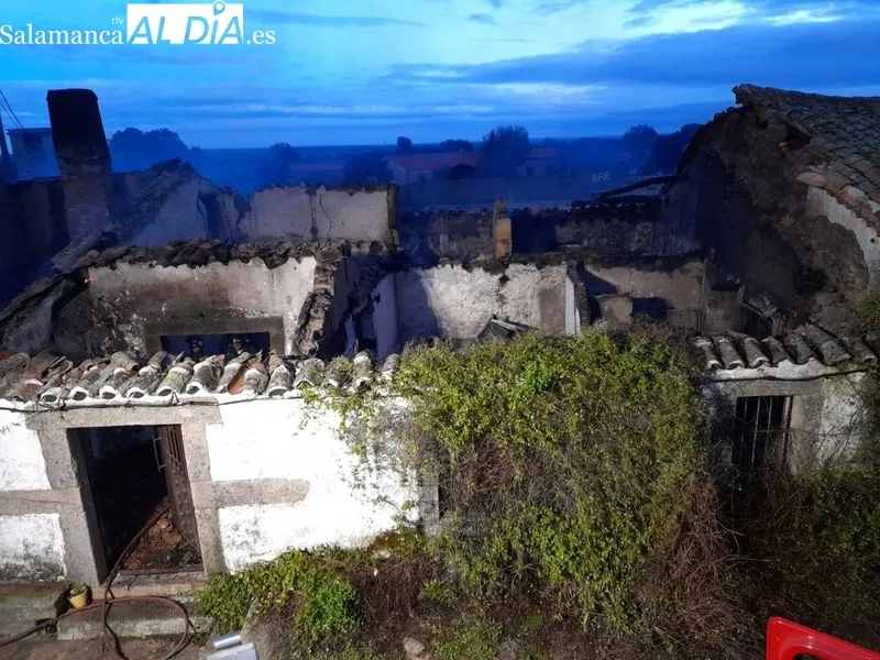 La extinción corrió a cargo de Bomberos de Vitigudino, que fueron socorridos por un camión nodriza de Villares para recargar agua