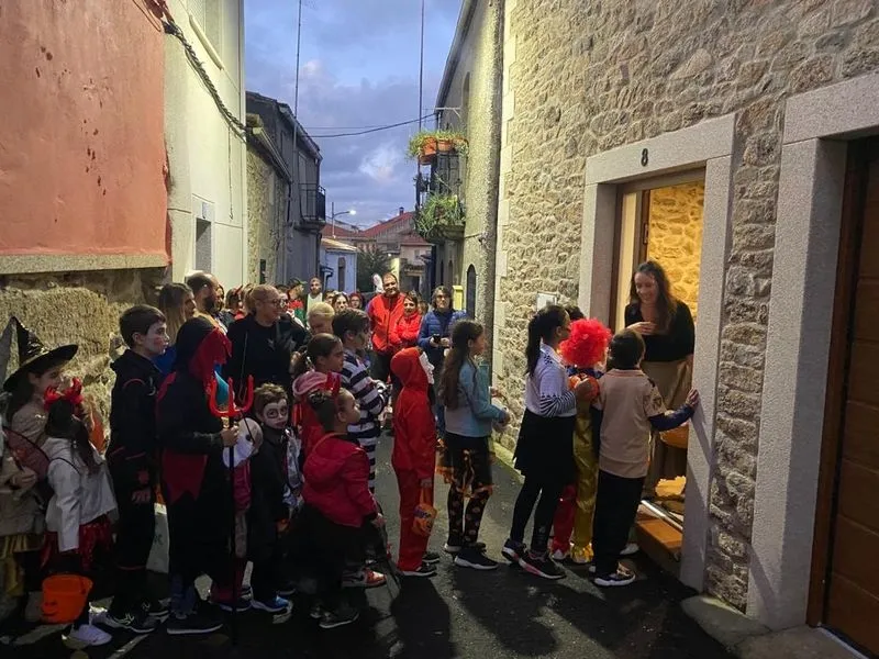 Foto 6 - Tarde de disfraces con &lsquo;truco y trato&rsquo; en Villarino para celebrar Halloween
