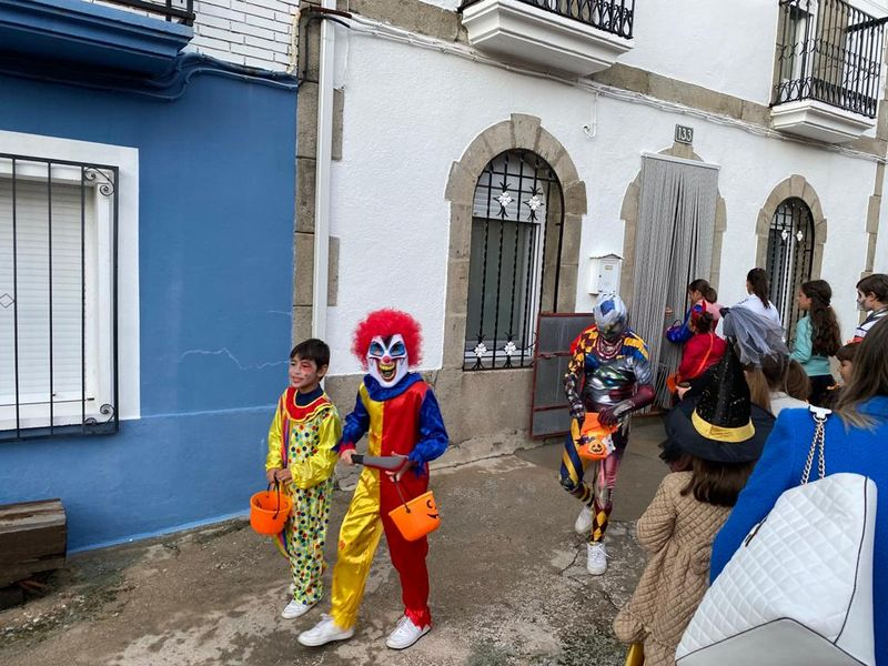 Foto 4 - Tarde de disfraces con ‘truco y trato’ en Villarino para celebrar Halloween