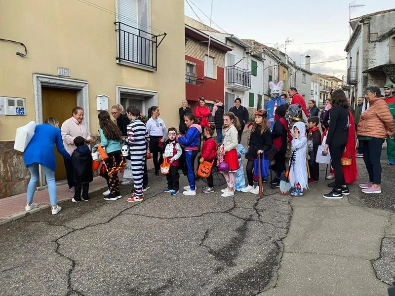 Foto 3 - Tarde de disfraces con &lsquo;truco y trato&rsquo; en Villarino para celebrar Halloween