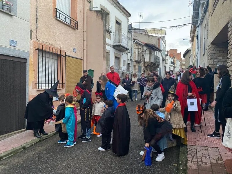 Foto 10 - Tarde de disfraces con &lsquo;truco y trato&rsquo; en Villarino para celebrar Halloween