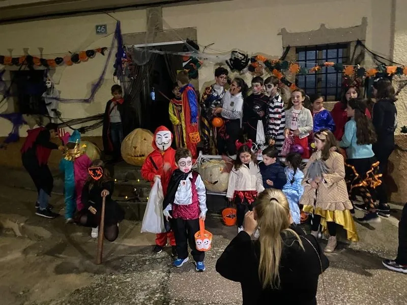 Foto 8 - Tarde de disfraces con &lsquo;truco y trato&rsquo; en Villarino para celebrar Halloween