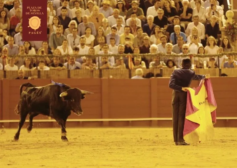 Foto 2 - Marco P&eacute;rez arrasa en Sevilla: dos orejas y rabo