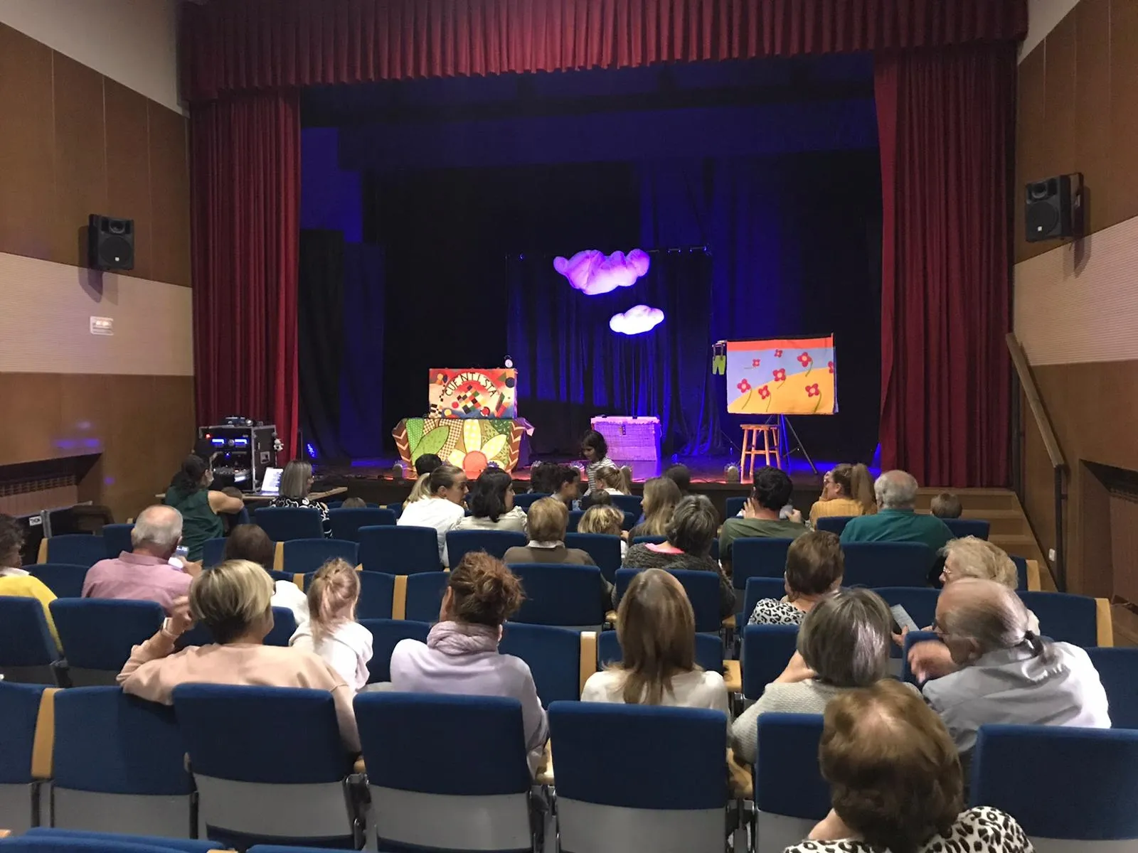 Macotera acogía la representación 'Con la cabeza en las nubes' de Eugenia Manzaneda dentro del Festival Provincia a Escena