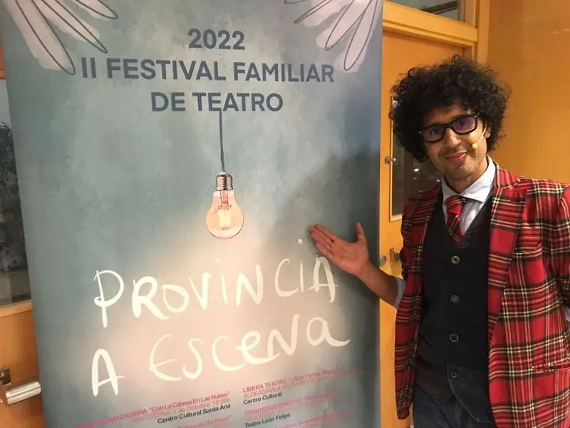 Foto 2 - Peque&ntilde;os y mayores disfrutan en Vitigudino con la actuaci&oacute;n del mago Miguel de Lucas