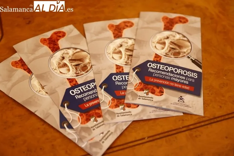Presentación en el Ayuntamiento de Salamanca de los nuevos Cuadernillos sobre Osteoporosis dirigidos las personas mayores. Foto de David Sañudo