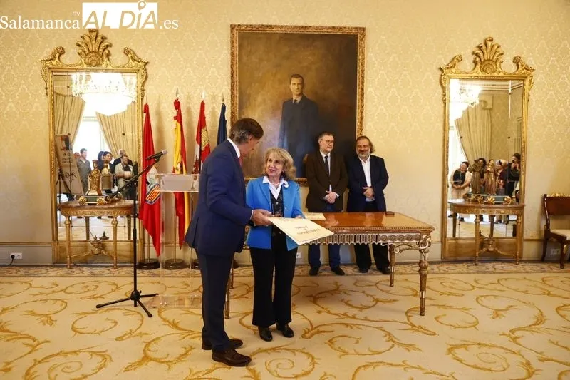 Acto en el Ayuntamiento con los poetas colombianos Luz Mary Giraldo y Federico-Díaz Granados que han recibido el título de 'Huésped Distinguido' de Salamanca. Foto de David Sañudo