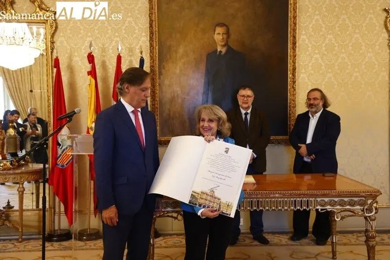 Acto en el Ayuntamiento con los poetas colombianos Luz Mary Giraldo y Federico-Díaz Granados que han recibido el título de 'Huésped Distinguido' de Salamanca. Foto de David Sañudo