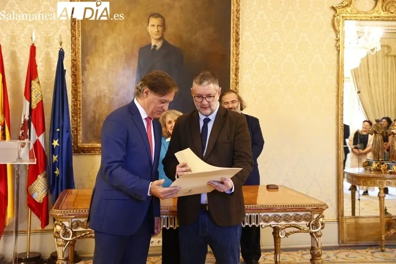 Acto en el Ayuntamiento con los poetas colombianos Luz Mary Giraldo y Federico-Díaz Granados que han recibido el título de 'Huésped Distinguido' de Salamanca. Foto de David Sañudo