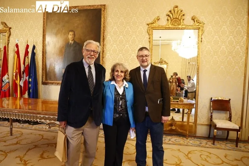 Acto en el Ayuntamiento con los poetas colombianos Luz Mary Giraldo y Federico-Díaz Granados que han recibido el título de 'Huésped Distinguido' de Salamanca. Foto de David Sañudo