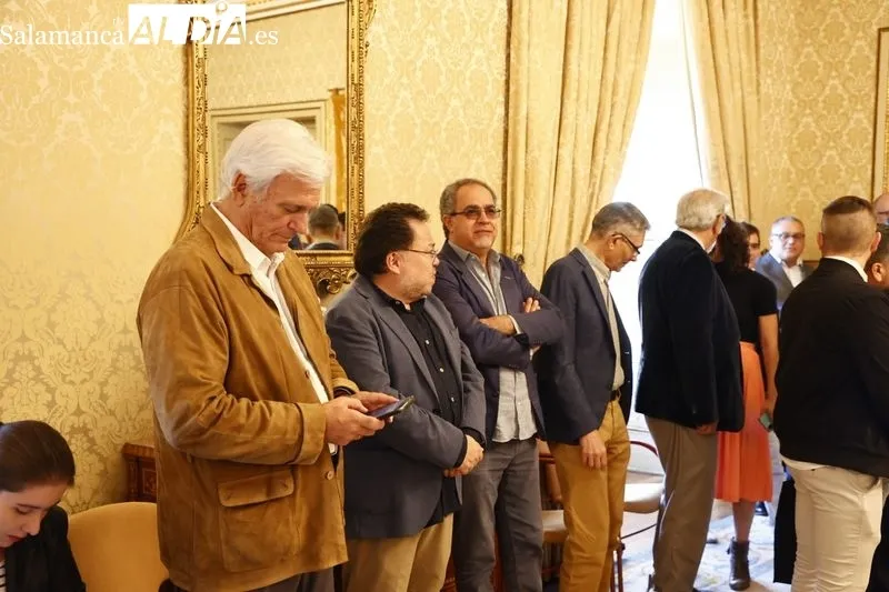 Acto en el Ayuntamiento con los poetas colombianos Luz Mary Giraldo y Federico-Díaz Granados que han recibido el título de 'Huésped Distinguido' de Salamanca. Foto de David Sañudo