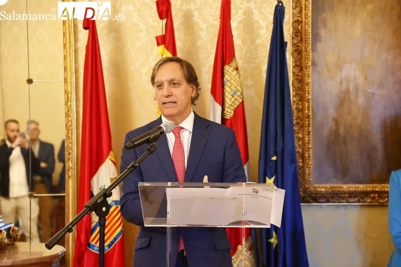 Acto en el Ayuntamiento con los poetas colombianos Luz Mary Giraldo y Federico-Díaz Granados que han recibido el título de 'Huésped Distinguido' de Salamanca. Foto de David Sañudo