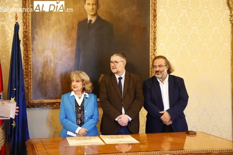 Acto en el Ayuntamiento con los poetas colombianos Luz Mary Giraldo y Federico-Díaz Granados que han recibido el título de 'Huésped Distinguido' de Salamanca. Foto de David Sañudo