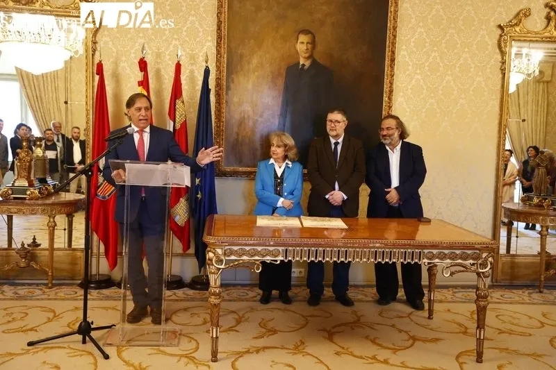 Acto en el Ayuntamiento con los poetas colombianos Luz Mary Giraldo y Federico-Díaz Granados que han recibido el título de 'Huésped Distinguido' de Salamanca. Foto de David Sañudo
