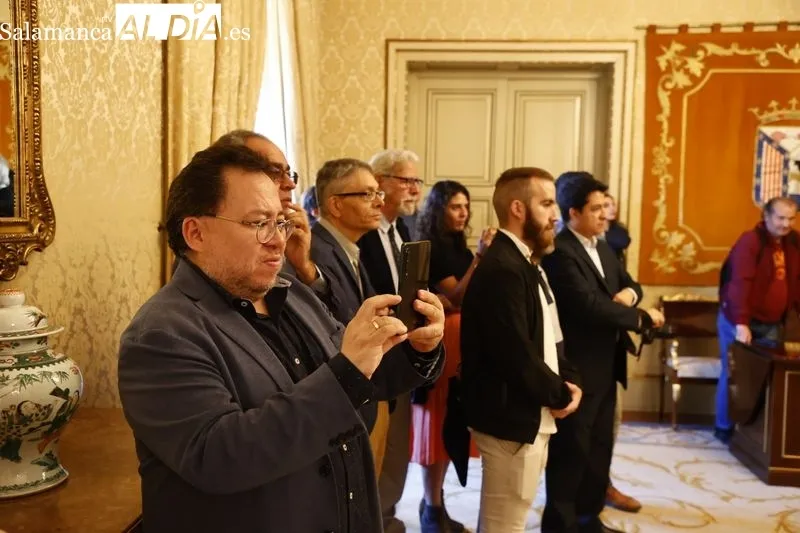 Acto en el Ayuntamiento con los poetas colombianos Luz Mary Giraldo y Federico-Díaz Granados que han recibido el título de 'Huésped Distinguido' de Salamanca. Foto de David Sañudo