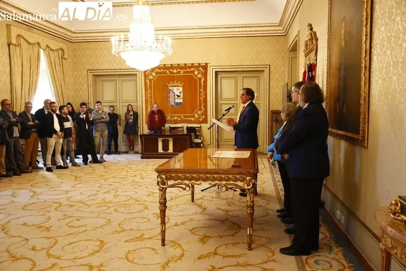 Acto en el Ayuntamiento con los poetas colombianos Luz Mary Giraldo y Federico-Díaz Granados que han recibido el título de 'Huésped Distinguido' de Salamanca. Foto de David Sañudo