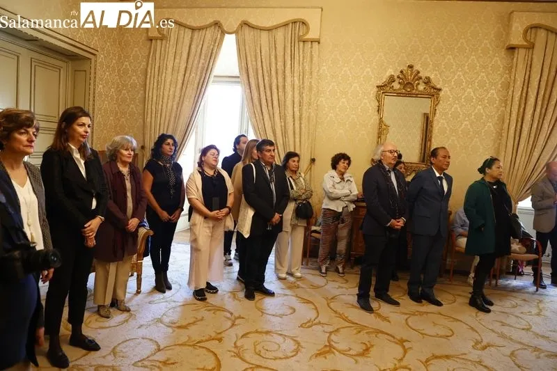 Acto en el Ayuntamiento con los poetas colombianos Luz Mary Giraldo y Federico-Díaz Granados que han recibido el título de 'Huésped Distinguido' de Salamanca. Foto de David Sañudo