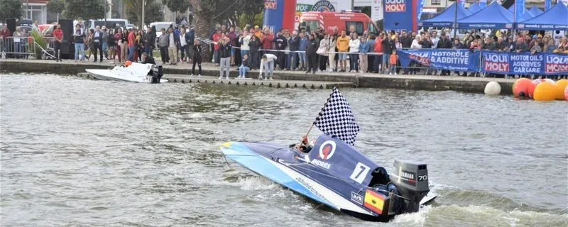 Foto 2 - La piloto salmantina de lanchas Claudia Criado se alza con la Copa de Portugal 